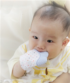 White Silicone Colorful Doted Sound Teething Chew Able Nursing Gloves For Kids